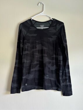 Athleta Black & Charcoal Camo Long-Sleeve Women's Performance Tee